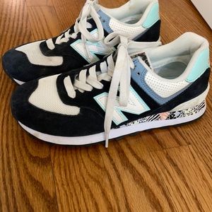 NEW BALANCE 574
Black/ Blue/ White